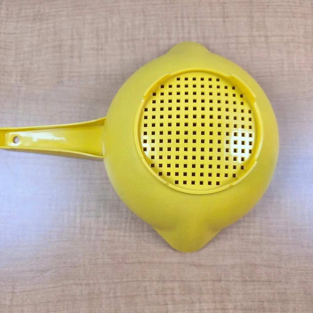 Tupperware #1200-9 Yellow 1 Quart Strainer Colander w/ Handle Vintage 7